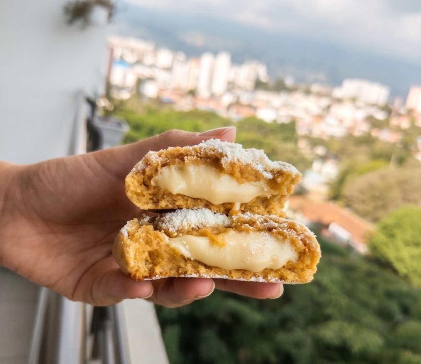 Galleta rellena de crema partida a la mitad